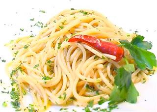 Spaghetti con aglio, olio e peperoncino