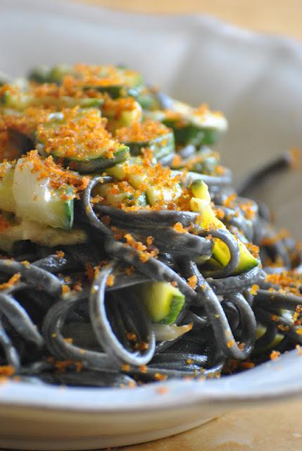 Linguine al nero con zucchine, robiolino e bottarga di muggine