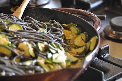 Linguine al nero con zucchine, robiolino e bottarga di muggine