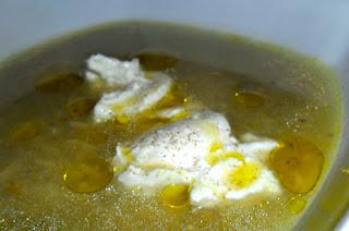 ZUPPA DI VERDURA CON QUENELLE  DI CRESCENZA  PROFUMATA AL PEPE NERO