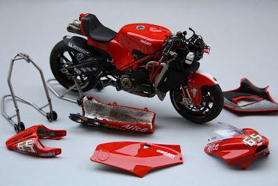 Ducati D16 L.Capirossi GP4 2004 by Gennaro Zappa (Tamiya)