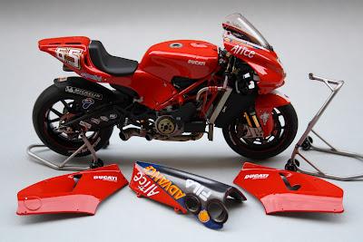 Ducati D16 L.Capirossi GP4 2004 by Gennaro Zappa (Tamiya)