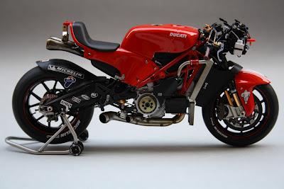 Ducati D16 L.Capirossi GP4 2004 by Gennaro Zappa (Tamiya)