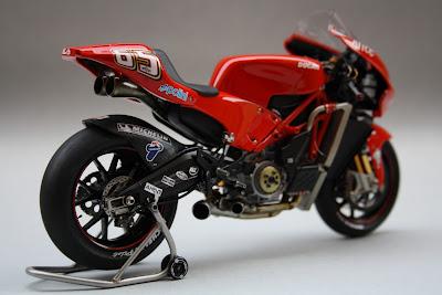 Ducati D16 L.Capirossi GP4 2004 by Gennaro Zappa (Tamiya)