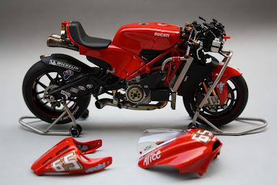 Ducati D16 L.Capirossi GP4 2004 by Gennaro Zappa (Tamiya)