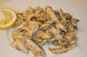 Acciughe fritte marinate in aceto e porri