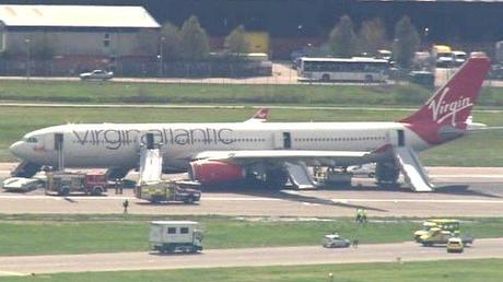 Atterraggio d'emergenza di un aereo Virgin, chiuso l'aeroporto di Gatwick a Londra