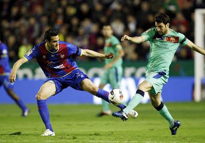 Fabregas balla in barriera durante Levante-Barcellona (VIDEO)