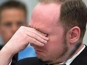 Breivik aula piange alza pugno nazista