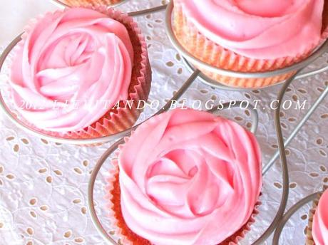 Cupcake alla fragola con frosting al philadelphia