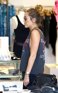 Ecco come fare shopping con seno in vista per Miley Cyrus