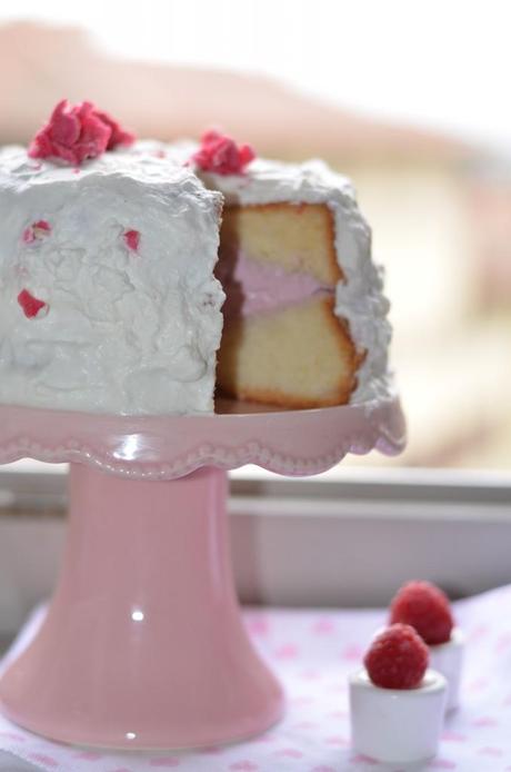 Angel food cake lamponi e un tocco alla/di rosa (chiaro)