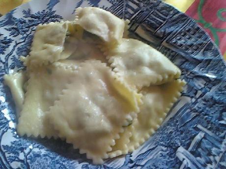 Ravioloni zucchine e mozzarella al burro e salvia