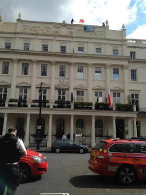 Scene di protesta sul tetto dell’ambasciata del Bahrein in Londra