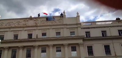 Scene di protesta sul tetto dell’ambasciata del Bahrein in Londra