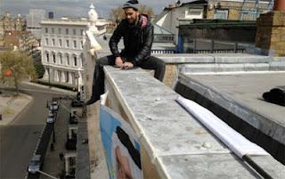 Scene di protesta sul tetto dell’ambasciata del Bahrein in Londra