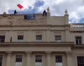 Scene di protesta sul tetto dell’ambasciata del Bahrein in Londra