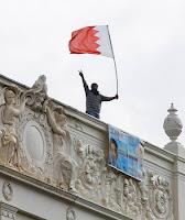 Scene di protesta sul tetto dell’ambasciata del Bahrein in Londra