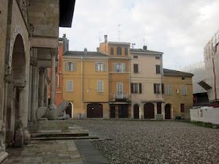 Piazza Duomo, la piazza alla ricerca di se stessa.