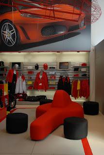 Ferrari Store celebra il design con speciali installazioni e opere d'arte inedite