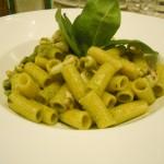 maccheroncini con calamari, asparagi e pesto di spinaci novelli