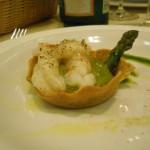 cestino di farro con crema di asparagi e scampi