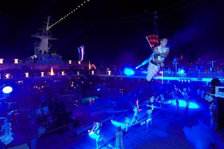 Un momento dello spettacolo di danza dei 'Phoenix Fire Dancers' che simboleggiano, nella loro esibizione, i quattro Elementi; un evento organizzato per il debutto della MS Columbus 2 e dedicato ai 750 Ospiti presenti - Clicca sull'immagine per ingrandire