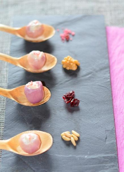 Scodelline di litchi rosa antico con crema al formaggio