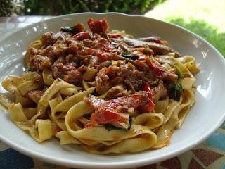 Tagliatelle al prezzemolo con funghi misti.