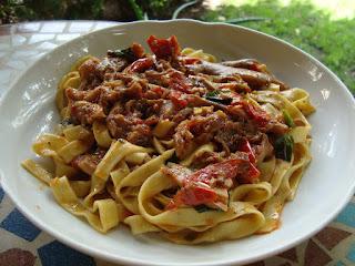 Tagliatelle al prezzemolo con funghi misti.