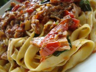 Tagliatelle al prezzemolo con funghi misti.