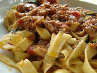 Tagliatelle al prezzemolo con funghi misti.