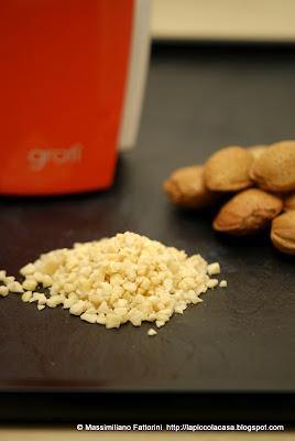 Variazione sul rosso: finger food di gola con pomodori semi secchi, mandorle e sale rosso delle hawaii