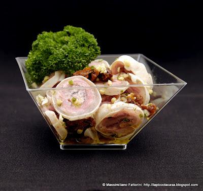 Variazione sul rosso: finger food di gola con pomodori semi secchi, mandorle e sale rosso delle hawaii