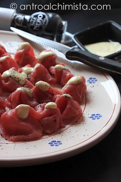 Carpaccio di Manzo in Salsa di Senape e Fiocchi di  Sale Nero di Cipro