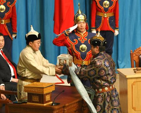 MONGOLIA: Corrotti e corruttori, accuse reciproche tra governo e opposizione