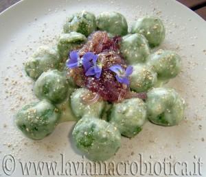 Malfatti di tofu con besciamella e cipolle caramellate