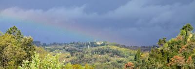 un arcobaleno sotto la pioggia