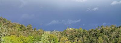 un arcobaleno sotto la pioggia