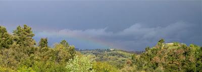 un arcobaleno sotto la pioggia