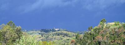 un arcobaleno sotto la pioggia