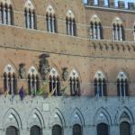 palazzo pubblico imbandierato per il palio