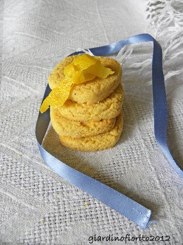 Biscotti di mais al miele e fiori di lavanda