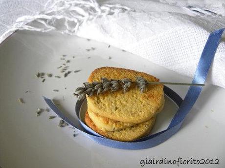 Biscotti di mais al miele e fiori di lavanda