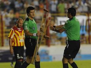 VIDEO INCREDIBILE – In Argentina i tifosi protestano lanciando stampelle in campo !