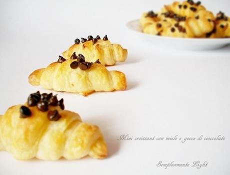 Mini croissant con miele e gocce di cioccolato fondente