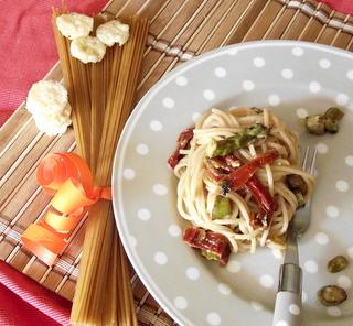Spaghetti integrali con pomodorini secchi, asparagi e feta