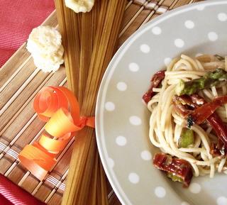 Spaghetti integrali con pomodorini secchi, asparagi e feta