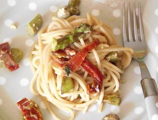 Spaghetti integrali con pomodorini secchi, asparagi e feta