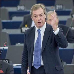Nigel Farage. L’inglese che denunciò il Golpe oligarchico in l’Europa. Il video che non vedrete mai nelle Tv italiane